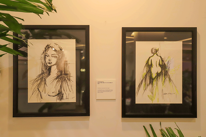 Pengunjung melihat satu karya yang ditampilkan dalam pameran Bosombarter di Pacific Place, Jakarta Selatan, Jumat (4/3/2022).