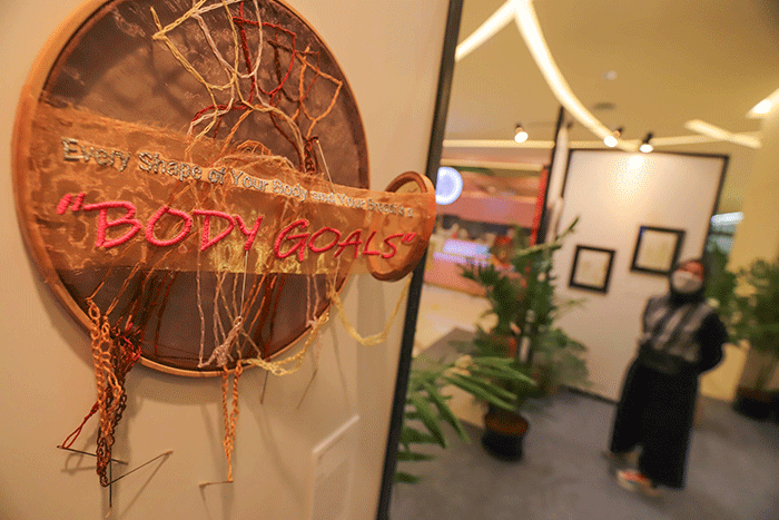Pengunjung melihat satu karya yang ditampilkan dalam pameran Bosombarter di Pacific Place, Jakarta Selatan, Jumat (4/3/2022).