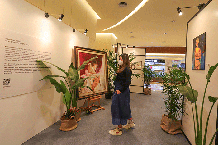 Pengunjung melihat satu karya yang ditampilkan dalam pameran Bosombarter di Pacific Place, Jakarta Selatan, Jumat (4/3/2022).