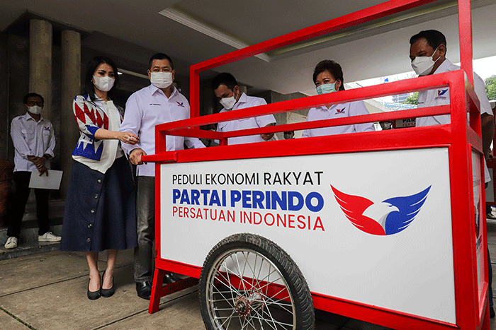 Penyerahan bantuan berupa modal dan gerobak dari Partai Perindo di kantor DPP Partai Perindo, Jakarta Pusat, Jumat (4/3/2022).