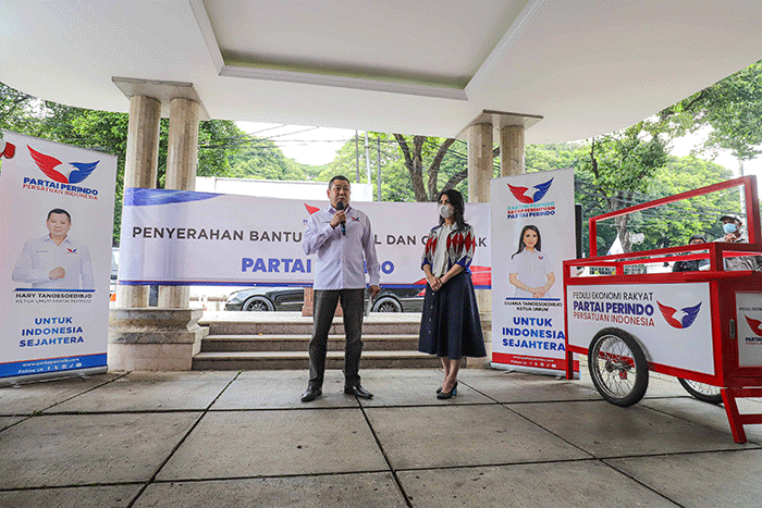 Penyerahan bantuan berupa modal dan gerobak dari Partai Perindo di kantor DPP Partai Perindo, Jakarta Pusat, Jumat (4/3/2022).