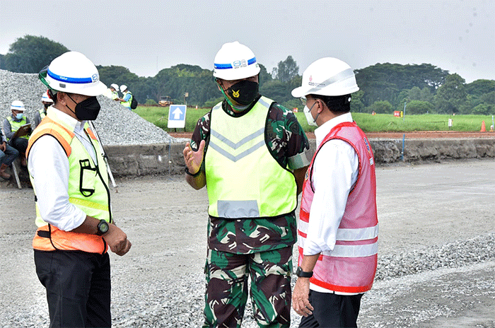 Kasau Marsekal TNI Fadjar Prasetyo, mendampingi Menteri Perhubungan Budi Karya Sumadi meninjau revitalisasi Lanud Halim Perdanakusuma, Jakarta.
