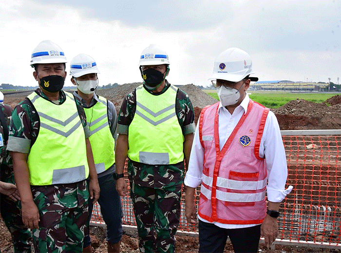 Kasau Marsekal TNI Fadjar Prasetyo, mendampingi Menteri Perhubungan Budi Karya Sumadi meninjau revitalisasi Lanud Halim Perdanakusuma, Jakarta.