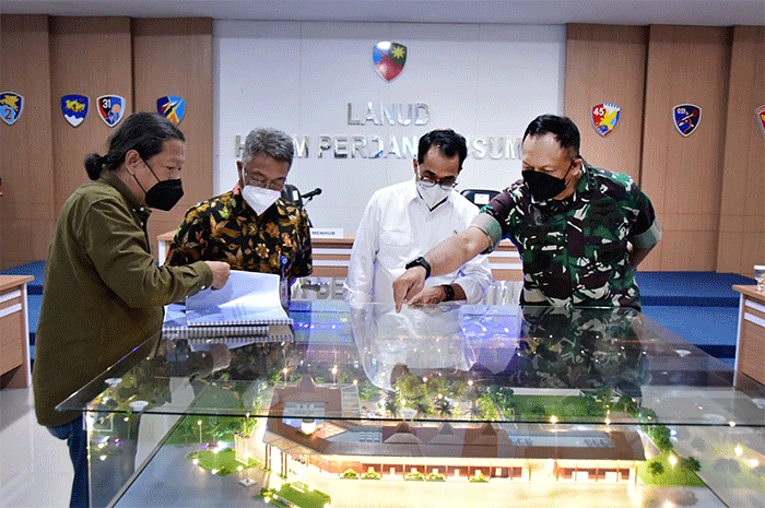 Kasau Marsekal TNI Fadjar Prasetyo, mendampingi Menteri Perhubungan Budi Karya Sumadi meninjau revitalisasi Lanud Halim Perdanakusuma, Jakarta.