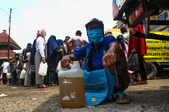 Sebanyak 22 ton minyak goreng kemasan dan curah dijual Dinas Perdagangan Sumsel bekerjasama dengan pihak terkait pada operasi pasar minyak goreng.