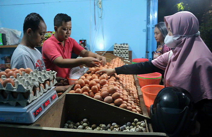 Pedagang telur ayam melayani pembeli di kawasan Pasar Serdang Kemayoran, Jakarta, Sabtu (5/3/2022).