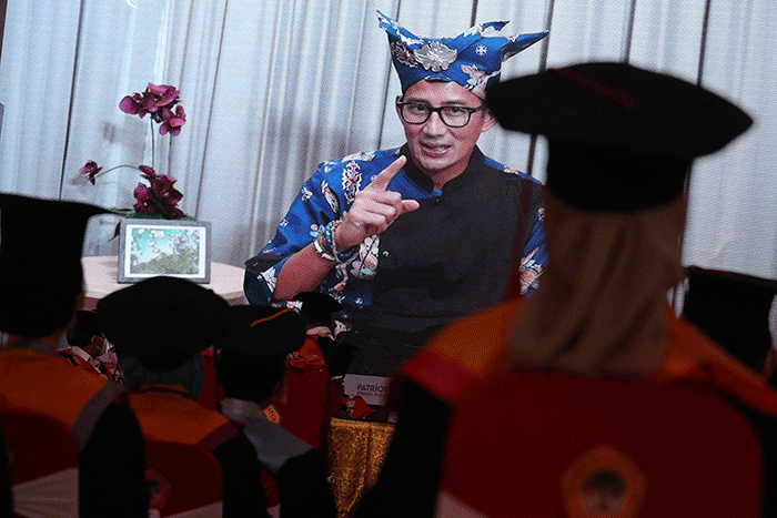 Menteri Pariwisata dan Ekonomi Kreatif Sandiaga Uno memberikan motivasi secara daring kepada wisudawan Untag Surabaya.