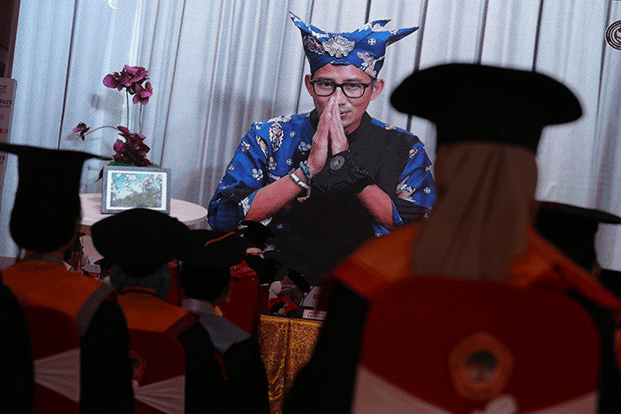 Menteri Pariwisata dan Ekonomi Kreatif Sandiaga Uno memberikan motivasi secara daring kepada wisudawan Untag Surabaya.