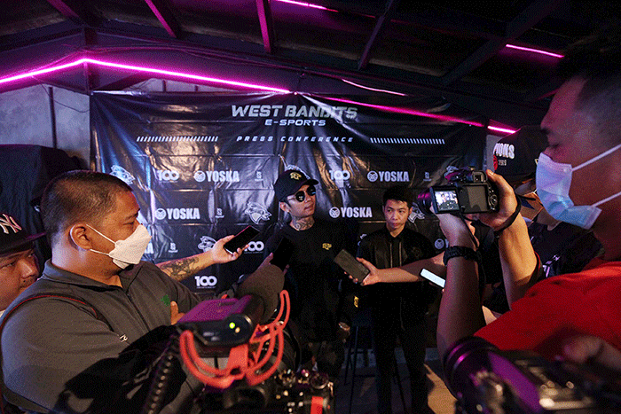 CEO West Bandits e-Sports Davin Matthew Wahidin bersama Presiden West Bandits e-Sports Young Lex saat memberikan keterangan kepada sejumlah wartawan.