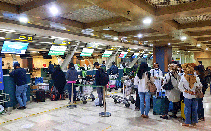 Sejumlah penumpang saat bersiap naik pesawat di Bandara Sultan Hasanuddin, Makassar, kemarin.
