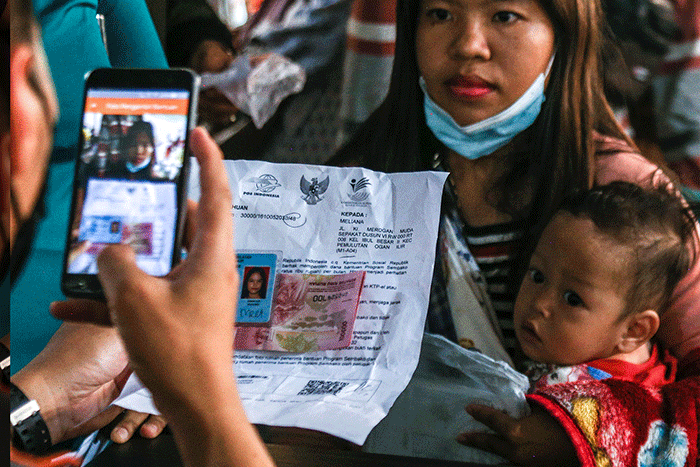 Warga desa di Kabupaten Ogan Ilir yang daerahnya perbatasan dengan Kota Palembang melakukan pencairan dana program Bantuan Sosial Sembako.