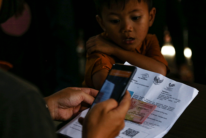 Warga desa di Kabupaten Ogan Ilir yang daerahnya perbatasan dengan Kota Palembang melakukan pencairan dana program Bantuan Sosial Sembako.
