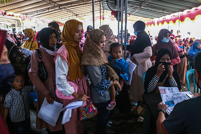 Warga desa di Kabupaten Ogan Ilir yang daerahnya perbatasan dengan Kota Palembang melakukan pencairan dana program Bantuan Sosial Sembako.