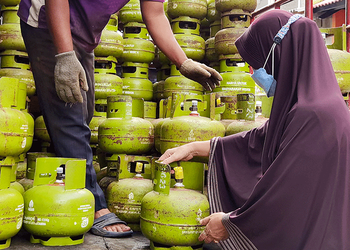 Penjual merapikan tabung gas 3 kg di kawasan Jakarta Barat, Minggu (6/3/2022).