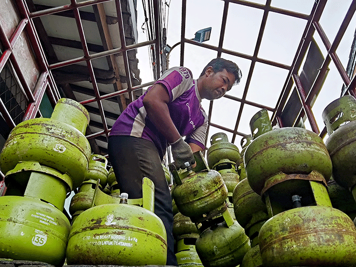 Penjual merapikan tabung gas 3 kg di kawasan Jakarta Barat, Minggu (6/3/2022).