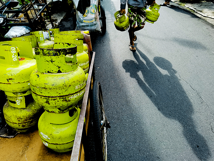 Penjual merapikan tabung gas 3 kg di kawasan Jakarta Barat, Minggu (6/3/2022).
