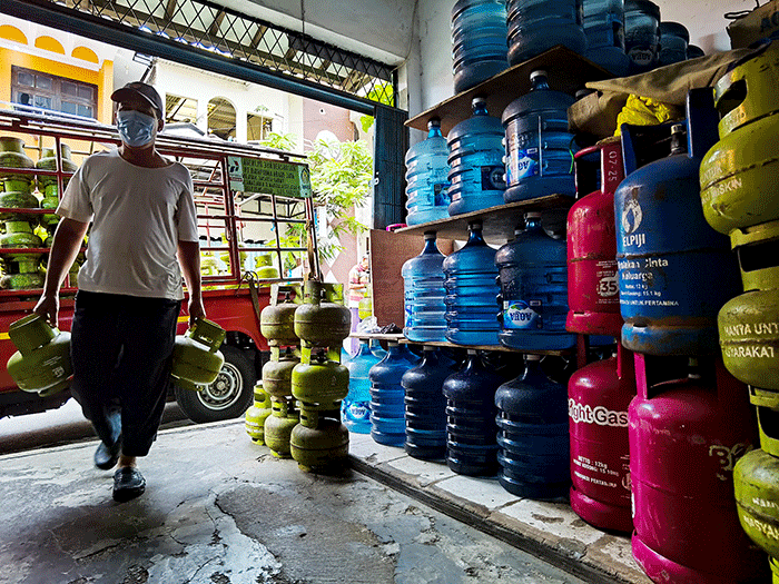 Penjual merapikan tabung gas 3 kg di kawasan Jakarta Barat, Minggu (6/3/2022).
