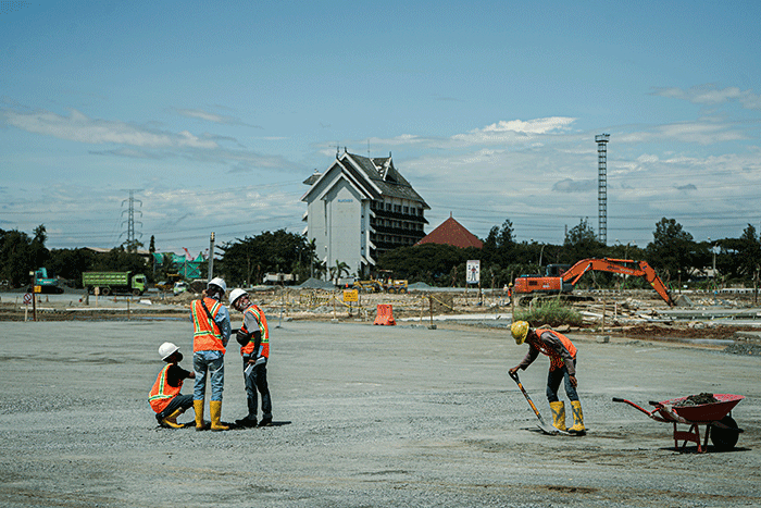 Pekerja menyelesaikan proyek pembangunan Jakarta International E-Prix Circuit (JIEC) di kawasan Ancol, Jakarta Utara, Minggu (6/3/2022).