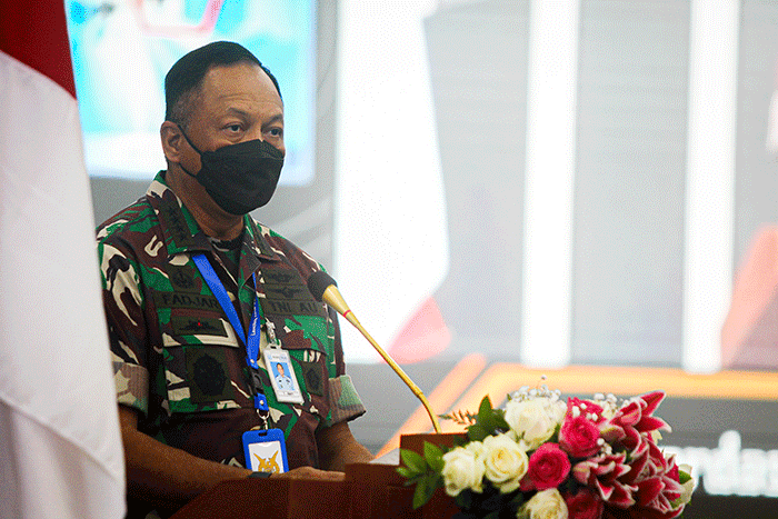 Kasau Marsekal TNI Fadjar Prasetyo saat menerima buku Jurnal Patriot Biru TNI AU di Gedung Ardhyaloka, Halim Perdanakusuma, Jakarta, Senin (7/3/2022).