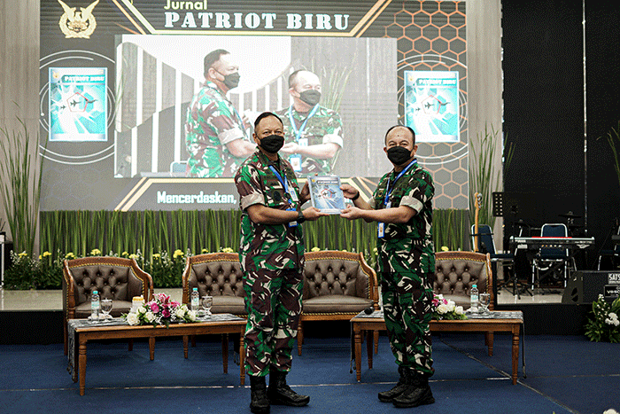 Kasau Marsekal TNI Fadjar Prasetyo saat menerima buku Jurnal Patriot Biru TNI AU di Gedung Ardhyaloka, Halim Perdanakusuma, Jakarta, Senin (7/3/2022).