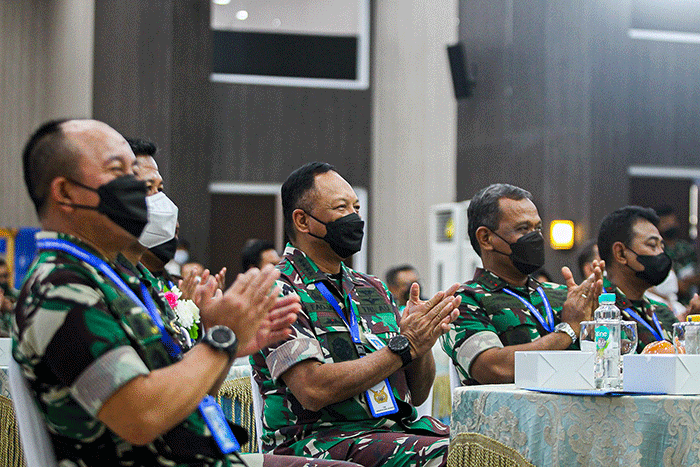 Kasau Marsekal TNI Fadjar Prasetyo saat menerima buku Jurnal Patriot Biru TNI AU di Gedung Ardhyaloka, Halim Perdanakusuma, Jakarta, Senin (7/3/2022).