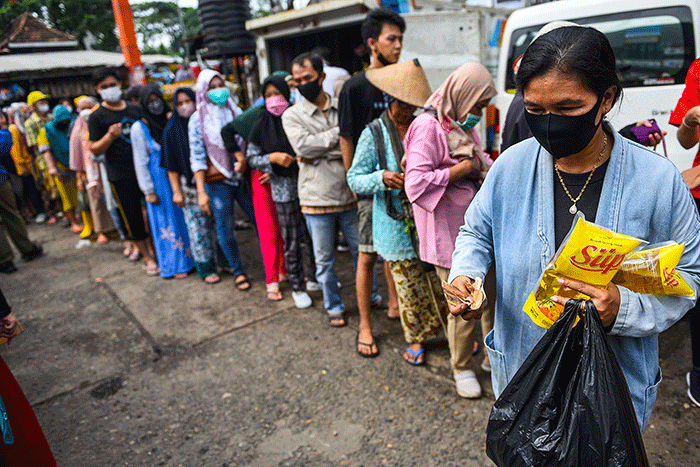 Minyak goreng yang di jual di operasi pasar murah ludes terjual dalam hitungan jam, di Pasar Tradisional KM 5 Palembang, Senin (7/3/2022).