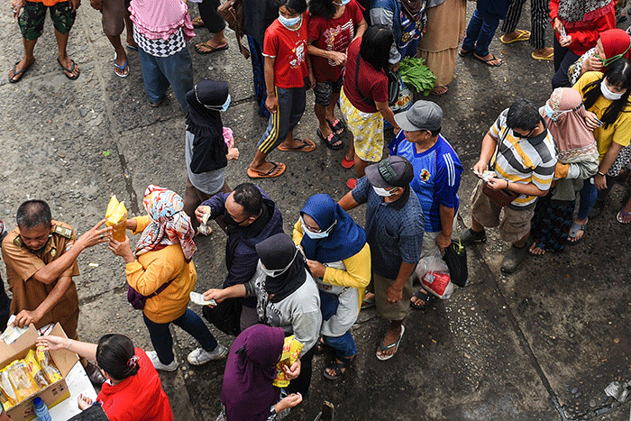 Minyak goreng yang di jual di operasi pasar murah ludes terjual dalam hitungan jam, di Pasar Tradisional KM 5 Palembang, Senin (7/3/2022).