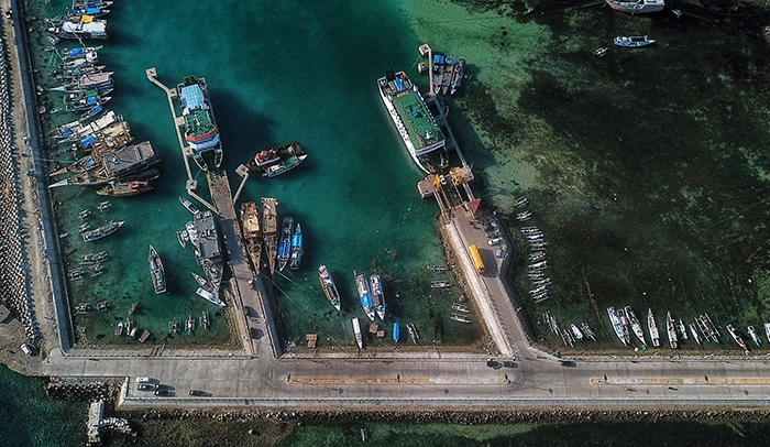 Kapal Motor Penyeberangan (KMP) saat bersandar di Pelabuhan Bira di Kabupaten Bulukumba, Sulawesi Selatan, Minggu (6/3/2022).