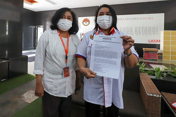 Ketua Relawan Pertemuan dan Anak Partai Perindo Jeannie Latumahina memberikan keterangan usai membuat laporan di kantor LPSK, Jakarta Timur, Senin (7/3/2022).