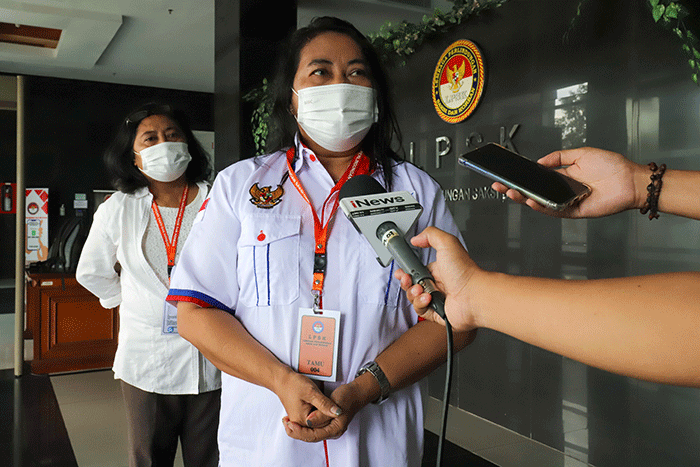 Ketua Relawan Pertemuan dan Anak Partai Perindo Jeannie Latumahina memberikan keterangan usai membuat laporan di kantor LPSK, Jakarta Timur, Senin (7/3/2022).