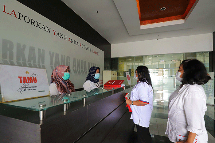 Ketua Relawan Pertemuan dan Anak Partai Perindo Jeannie Latumahina memberikan keterangan usai membuat laporan di kantor LPSK, Jakarta Timur, Senin (7/3/2022).