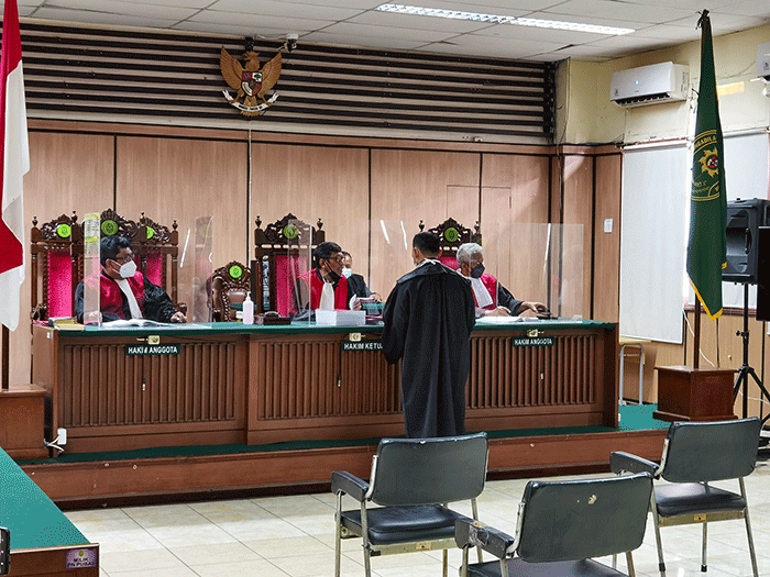 Keluarga Adam Deni bersama kekasihnya dan kuasa hukum menghadiri sidang perdana atas terdakwa Adam Deni terkait perkara pelanggaran UU ITE.
