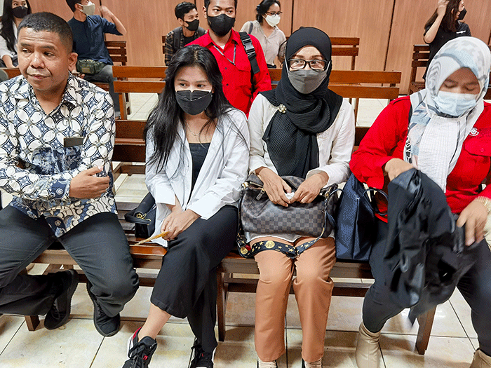 Keluarga Adam Deni bersama kekasihnya dan kuasa hukum menghadiri sidang perdana atas terdakwa Adam Deni terkait perkara pelanggaran UU ITE.