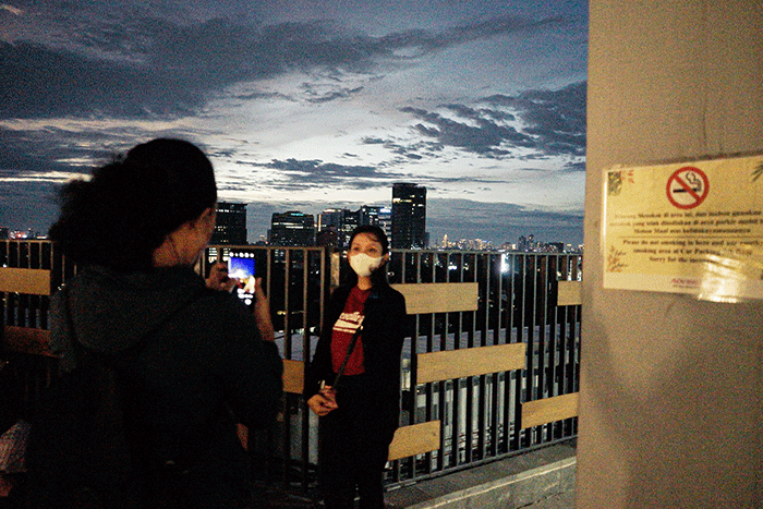 Pengunjung saat berswafoto berlatar belakang gedung bertingkat di Sky Garden, Aeon Mall Tanjung Barat, Jakarta, Minggu (6/3/2022).