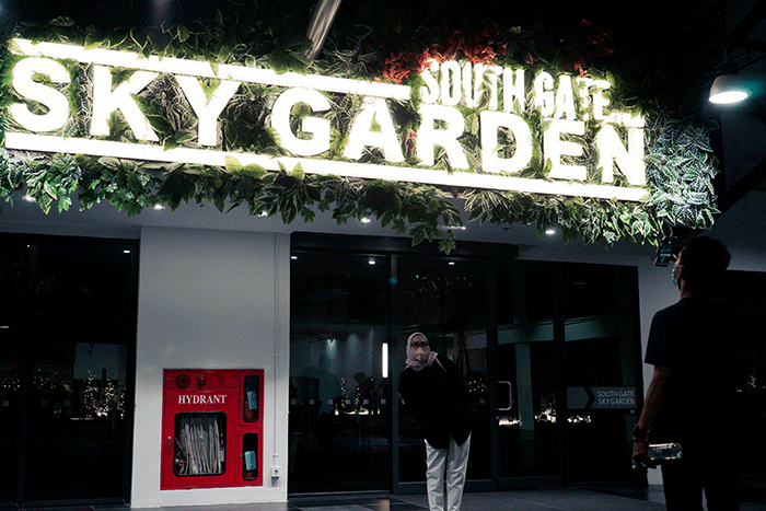 Pengunjung saat berswafoto berlatar belakang gedung bertingkat di Sky Garden, Aeon Mall Tanjung Barat, Jakarta, Minggu (6/3/2022).