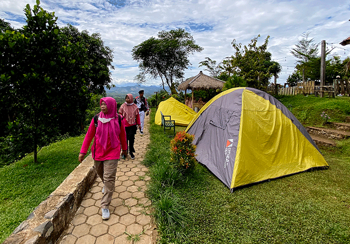 Wisata alam menjadi salah satu tujuan berwisata bersama keluarga di tengah pandemi Covid-19 yang hingga saat ini belum berakhir.