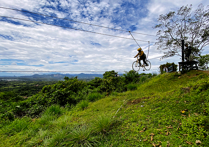Wisata alam menjadi salah satu tujuan berwisata bersama keluarga di tengah pandemi Covid-19 yang hingga saat ini belum berakhir.