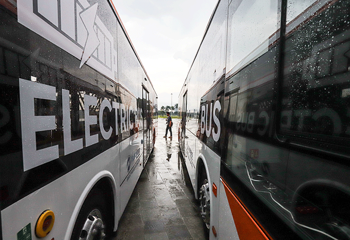 Gubernur DKI Jakarta Anies Baswedan memberikan keterangan saat menghadiri peluncuran bus listrik Transjakarta di Monas, Jakarta Pusat, Selasa (8/3/2022).
