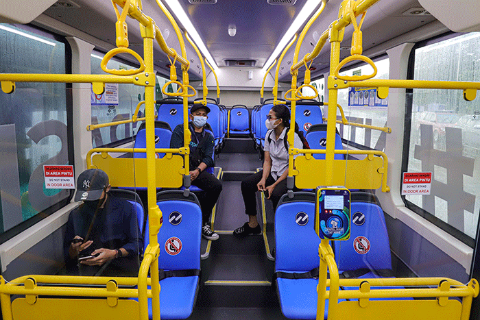 Gubernur DKI Jakarta Anies Baswedan memberikan keterangan saat menghadiri peluncuran bus listrik Transjakarta di Monas, Jakarta Pusat, Selasa (8/3/2022).