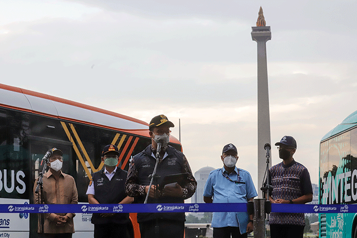 Gubernur DKI Jakarta Anies Baswedan memberikan keterangan saat menghadiri peluncuran bus listrik Transjakarta di Monas, Jakarta Pusat, Selasa (8/3/2022).
