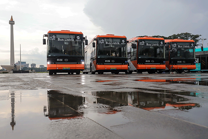Gubernur DKI Jakarta Anies Baswedan memberikan keterangan saat menghadiri peluncuran bus listrik Transjakarta di Monas, Jakarta Pusat, Selasa (8/3/2022).