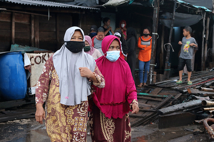 Ketua DPP Perindo Bidang Sosial & Kesra Yerry Tawalujan memberikan sembako kepada warga nelayan di Kalibaru, Cilincing, Jakarta Utara, Selasa (8/3/2022).