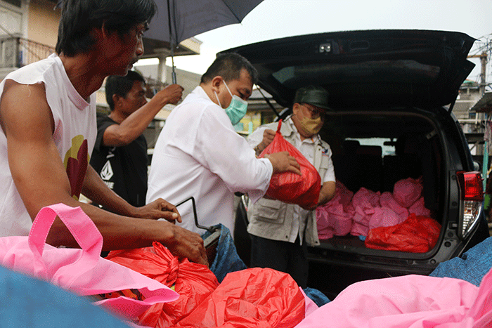 Ketua DPP Perindo Bidang Sosial & Kesra Yerry Tawalujan memberikan sembako kepada warga nelayan di Kalibaru, Cilincing, Jakarta Utara, Selasa (8/3/2022).