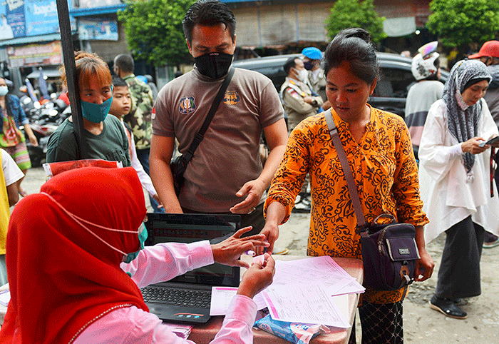 Mobil donor darah UTD PMI Kota Palembang membuka layanan donor darah berhadiah 1 liter minyak goreng.