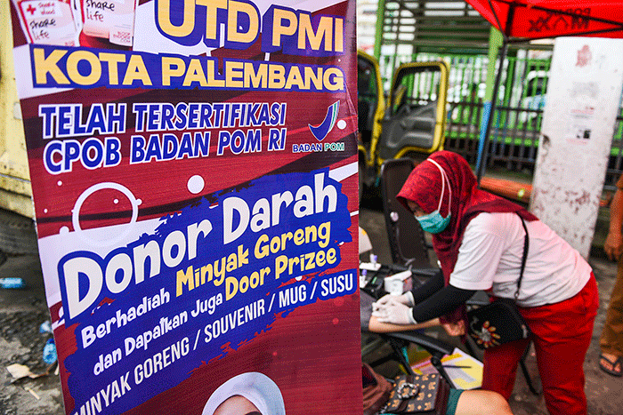 Mobil donor darah UTD PMI Kota Palembang membuka layanan donor darah berhadiah 1 liter minyak goreng.