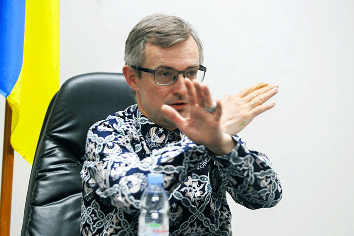 Duta Besar Ukraina untuk Indonesia Vasyl Hamianin saat wawancara ekslusif di Kedutaan Besar Ukraina, Jakarta, Senin (7/3/2022).