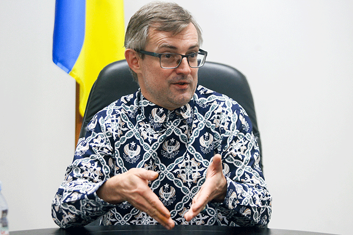 Duta Besar Ukraina untuk Indonesia Vasyl Hamianin saat wawancara ekslusif di Kedutaan Besar Ukraina, Jakarta, Senin (7/3/2022).