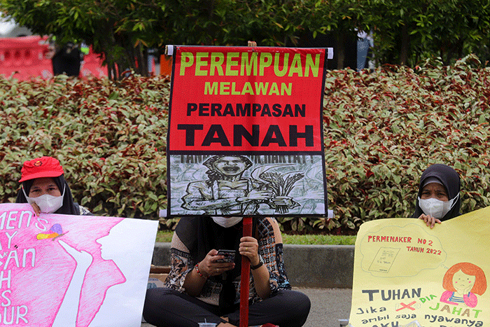 Sejumlah massa dari berbagai organisasi mengelar aksi unjuk rasa di Patung Kuda, Jakarta Pusat, Selasa (8/3/2022).