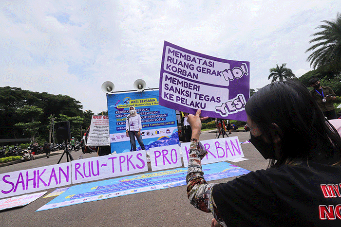 Sejumlah massa dari berbagai organisasi mengelar aksi unjuk rasa di Patung Kuda, Jakarta Pusat, Selasa (8/3/2022).