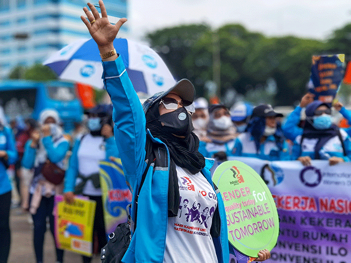 Sejumlah buruh perempuan melakukan aksi unjuk rasa dalam rangka memperingati Hari Perempuan Internasional di depan Gedung DPR, Jakarta, Selasa (8/3/2022).